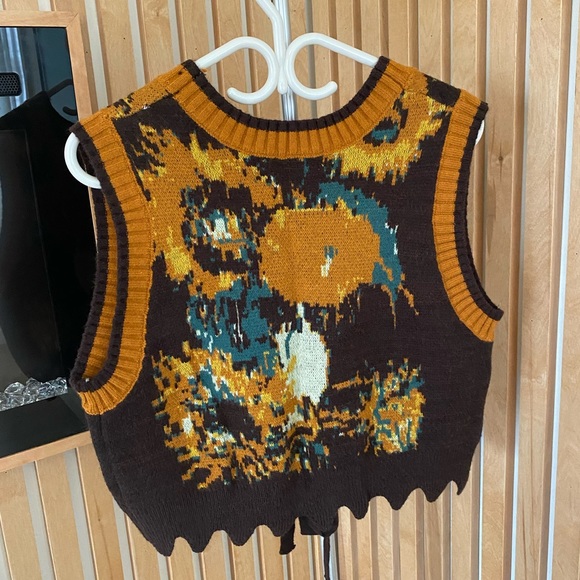 Van Gogh’s “sunflowers” ties vest, one size fits all. Never worn - Picture 2 of 3